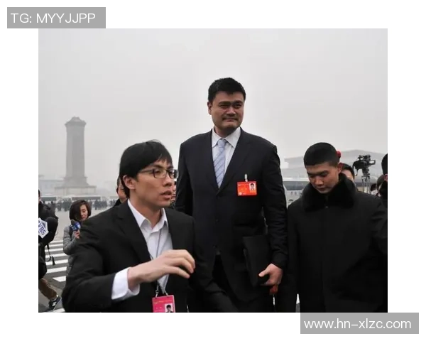 姚明出行遭遇记者围堵现场情况引发热议引发公众对明星隐私的关注