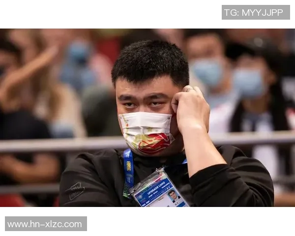 姚明机场安详归来引发球迷热烈欢呼与媒体关注